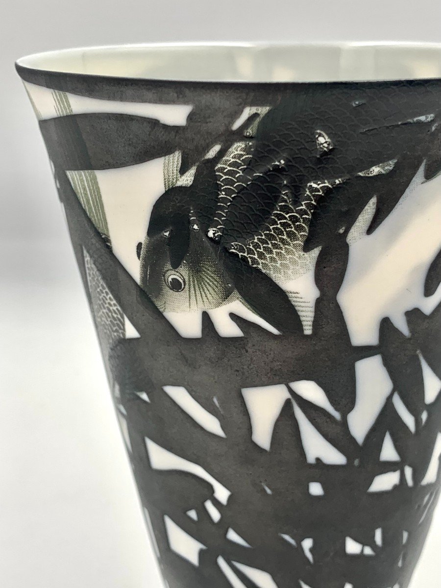 Anima Roos (née En 1956) -  Vase évasé En Porcelaine à Décor émaillé Noir De Carpes  -photo-3