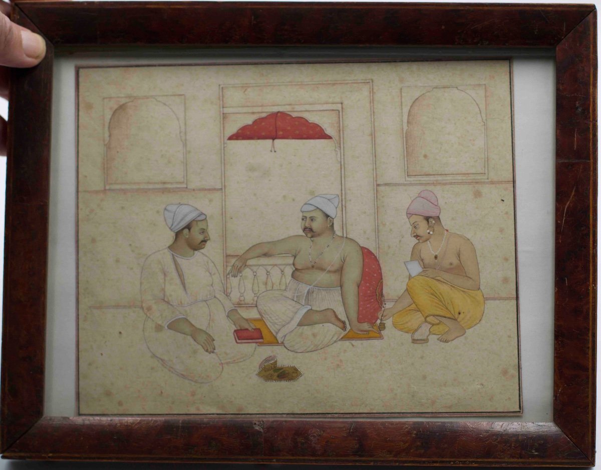 Inde 19ème Siècle - Miniature Illustrant Trois Hommes Indiens En Discussion Dans Un Intérieur-photo-2