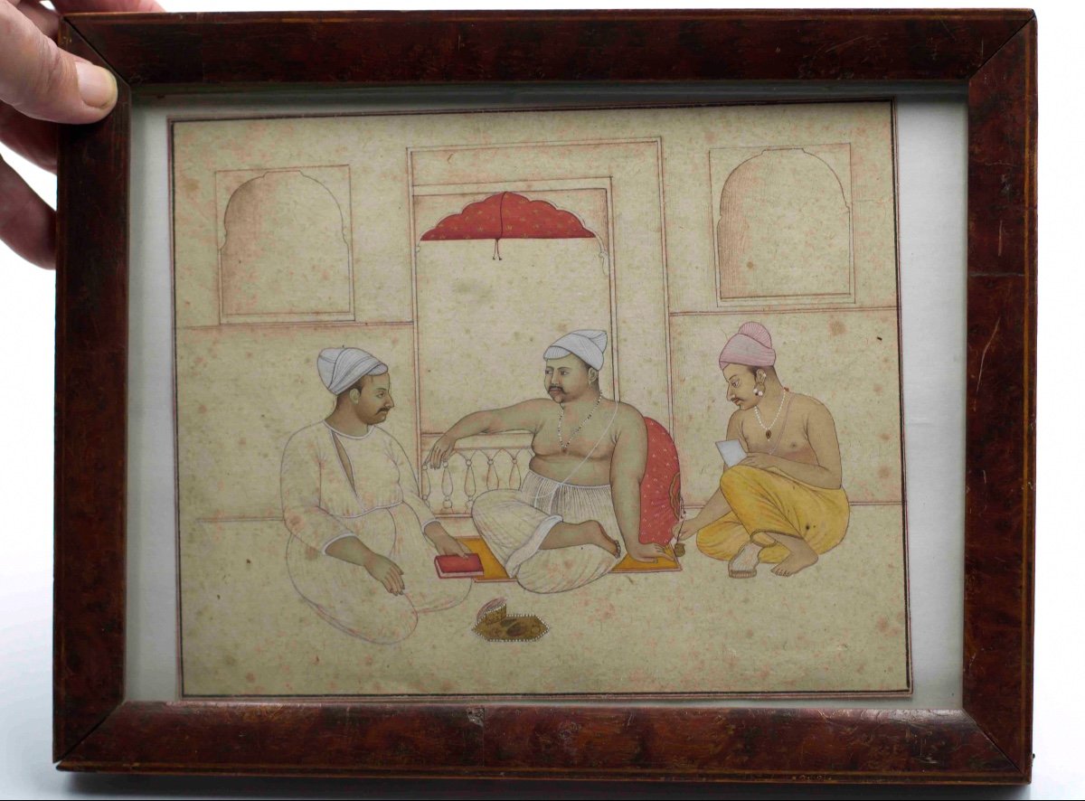 Inde 19ème Siècle - Miniature Illustrant Trois Hommes Indiens En Discussion Dans Un Intérieur