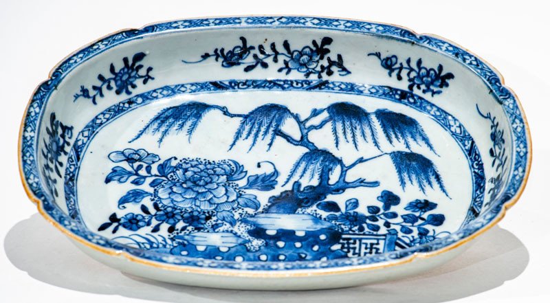 Chine 18ème Siècle - Plat En Porcelaine Blanc Bleu à Décor De Jardin Et Pivoine-photo-2