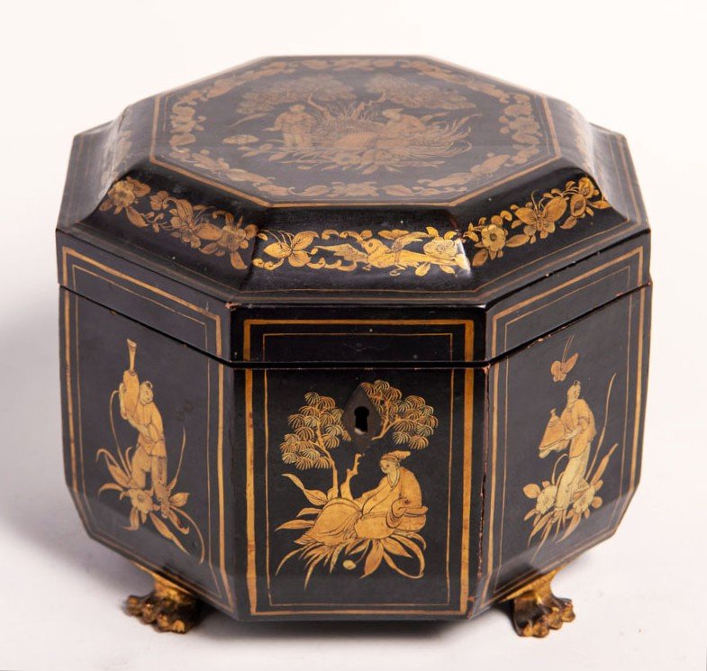 Imposing Decorated Octagonal Tea Box - China Or Japan, Late 19th Century