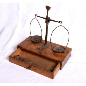 France, Late 19th Century - Precision Balance In Brass And Natural Wood