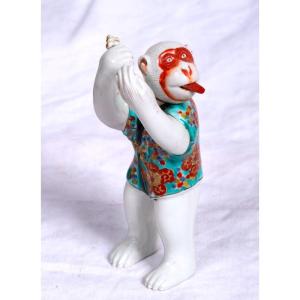 Japon, ère Meiji - Statuette Mobile En Porcelaine De Singe Sarumawashi Jouant Du Kagura Suzu