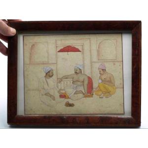 Inde 19ème Siècle - Miniature Illustrant Trois Hommes Indiens En Discussion Dans Un Intérieur