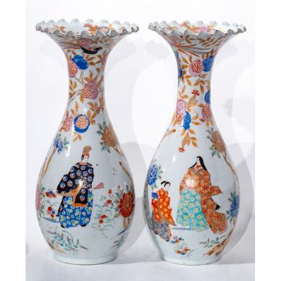Japon 19ème Siècle – Paire De Vases Représentant Une Famille Noble Dans Un Jardin