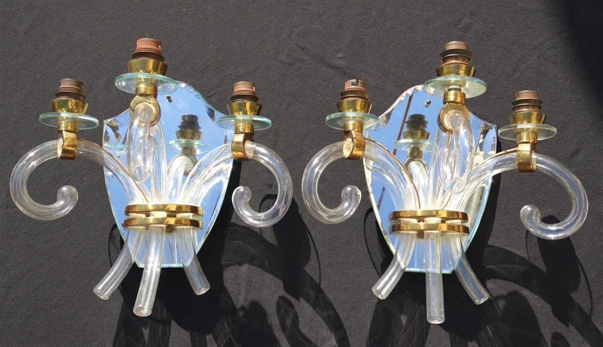 Paire d'Appliques à 3 Bras De Lumière En Verre  Miroir Et Laiton Circa 1960