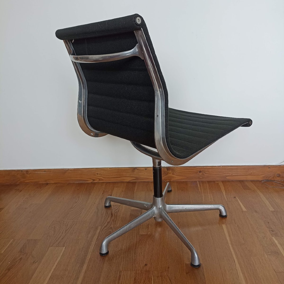 Pair Of 101 Chairs By Charles And Ray Eames-photo-3