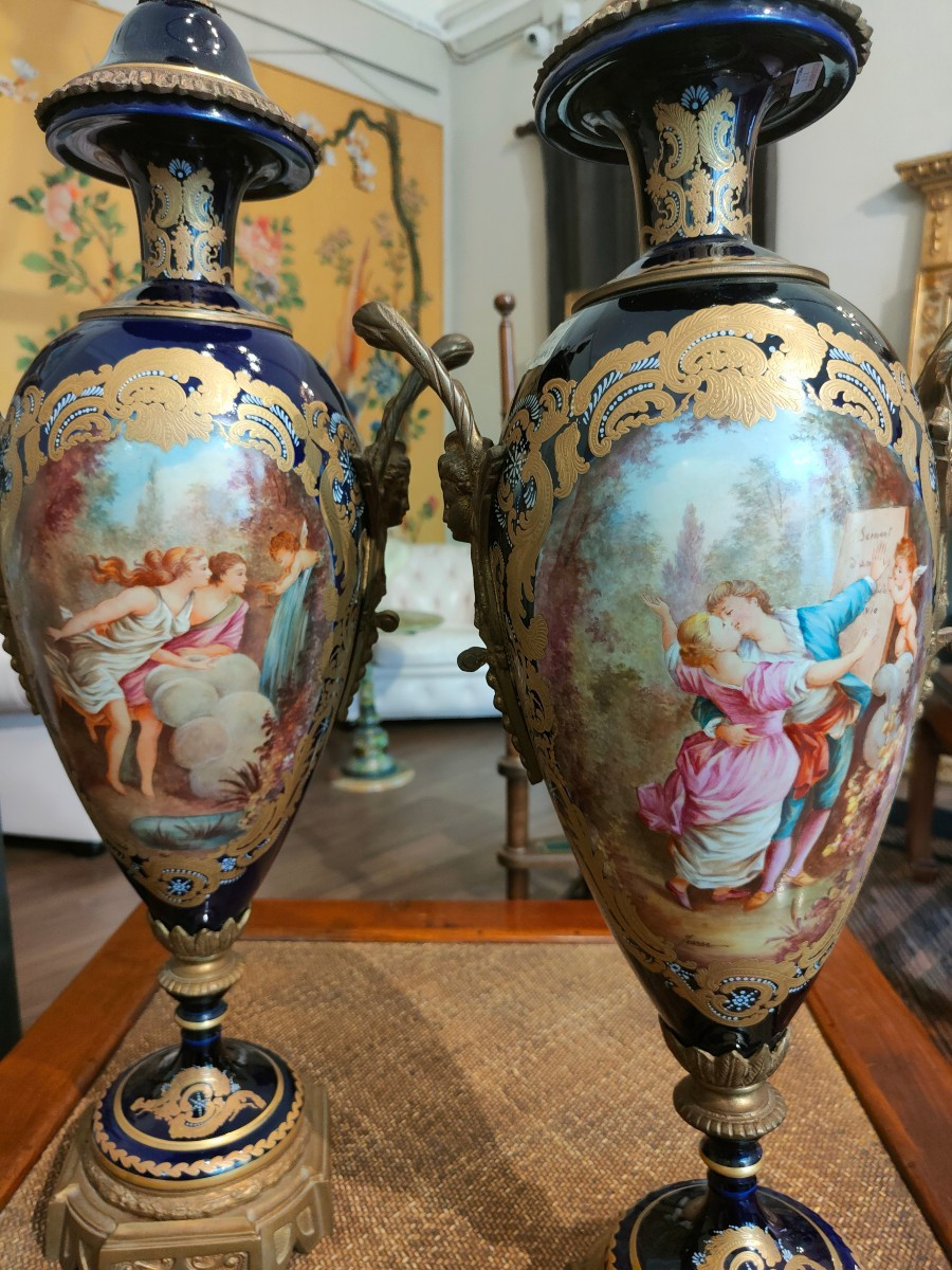 Paire De Vases En Porcelaine De Sèvres -photo-1