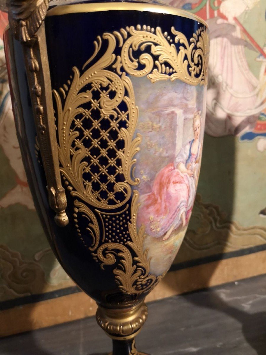 Paire De Vases En Porcelaine De Sèvres -photo-1