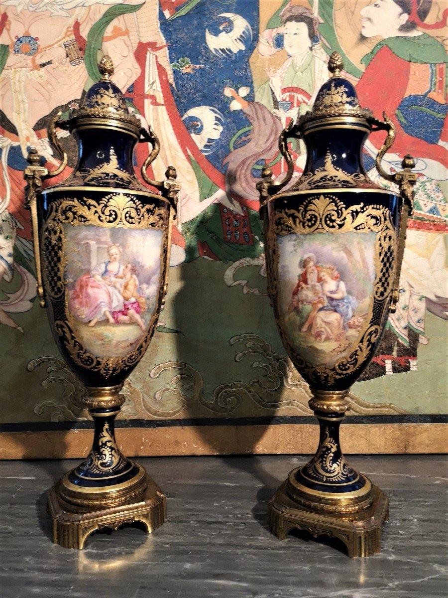 Paire De Vases En Porcelaine De Sèvres 