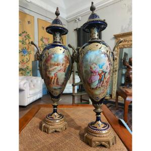 Paire De Vases En Porcelaine De Sèvres 