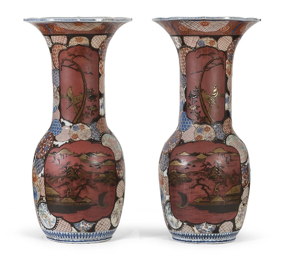 Paire De Grands Vases En Porcelaine Aux émaux Polychromes