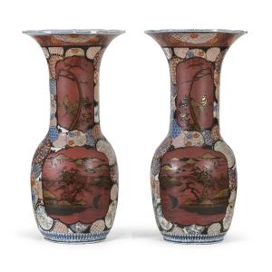 Paire De Grands Vases En Porcelaine Aux émaux Polychromes