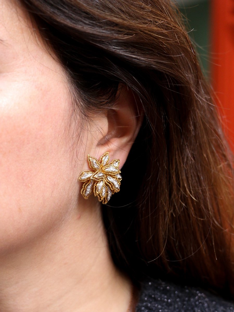 Vintage Flower Earrings In Gold And Diamonds-photo-2