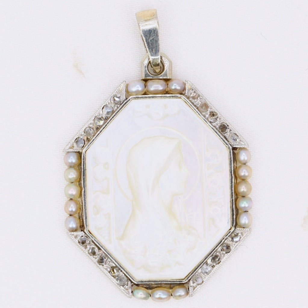 Médaille Art Deco Or Blanc Nacre Diamants Perles Fines