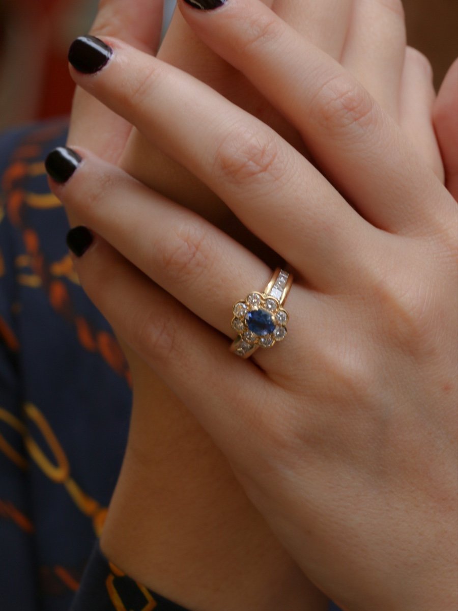 Vintage Marguerite Ring In Gold, Oval Sapphire And Diamonds-photo-2