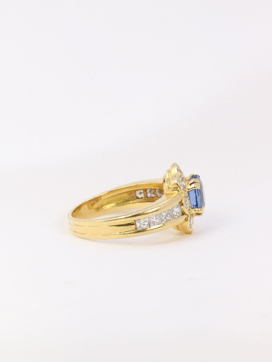 Vintage Marguerite Ring In Gold, Oval Sapphire And Diamonds-photo-2