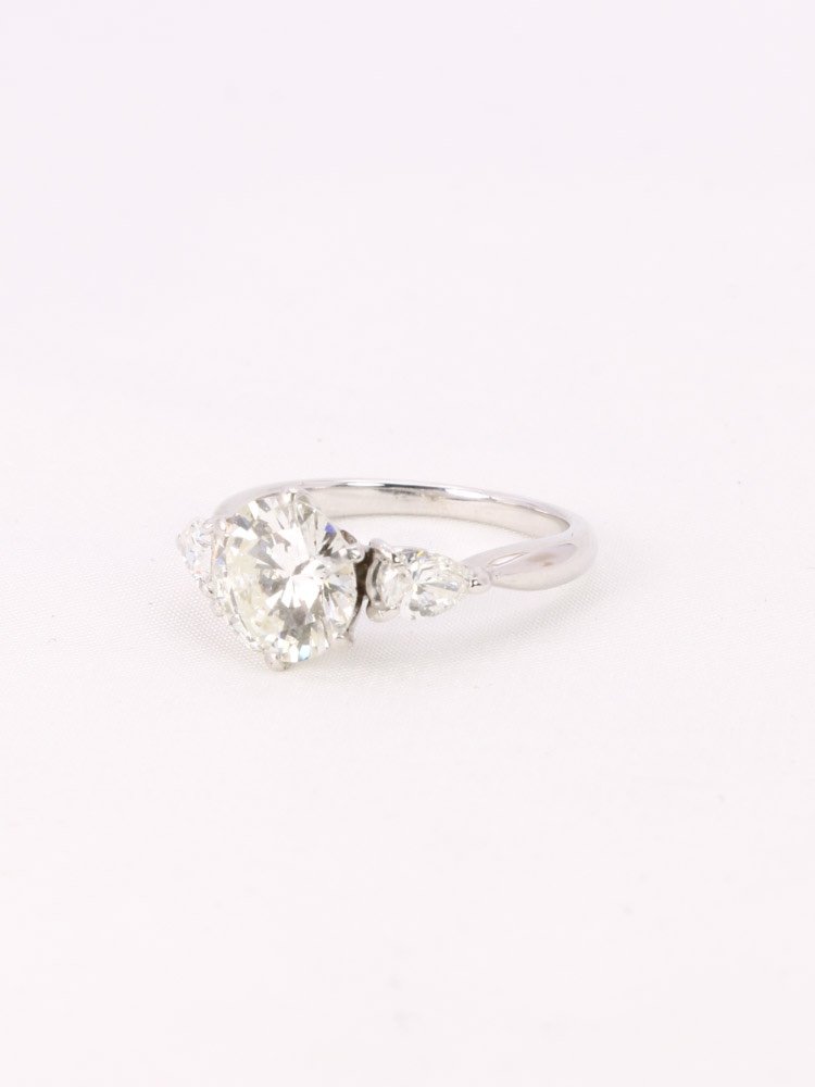 White Gold Trilogy Ring Round Diamond 2.07 Ct Pear Diamonds-photo-3