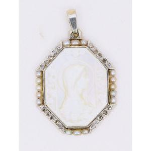 Art-deco Medal In White Gold, Mother-of-pearl, Diamonds And Fine Pearls