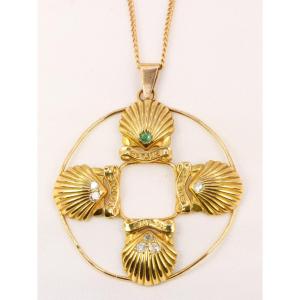 Cartier Pour Shell, Vintage Round Pendant In Gold, Diamonds And Emeralds