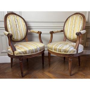 Paire De Fauteuils Médaillon d'époque Louis XVI, XVIIIe