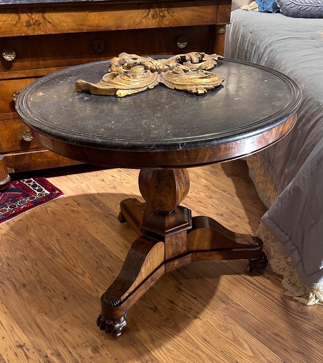 Table Basse Ronde Avec Plateau En Marbre d'Origine. Placage d'Acajou Du Milieu Du '800.