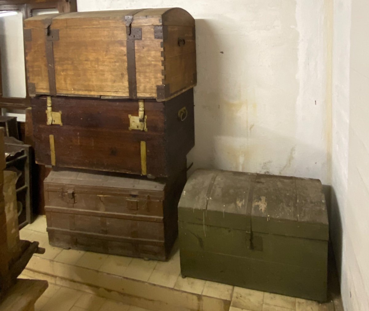 Old 20th Century Trunks Of Various Sizes-photo-2