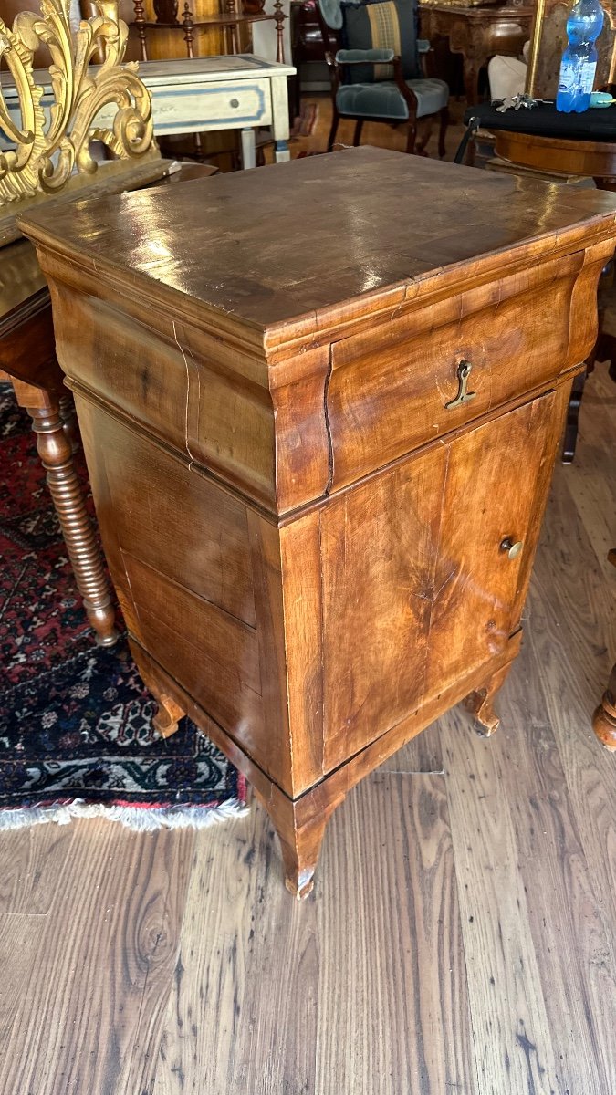 Table De Chevet Avec Tiroir Et Porte, En Bois De Noyer . Vénétie Début 19ème Siècle.-photo-2