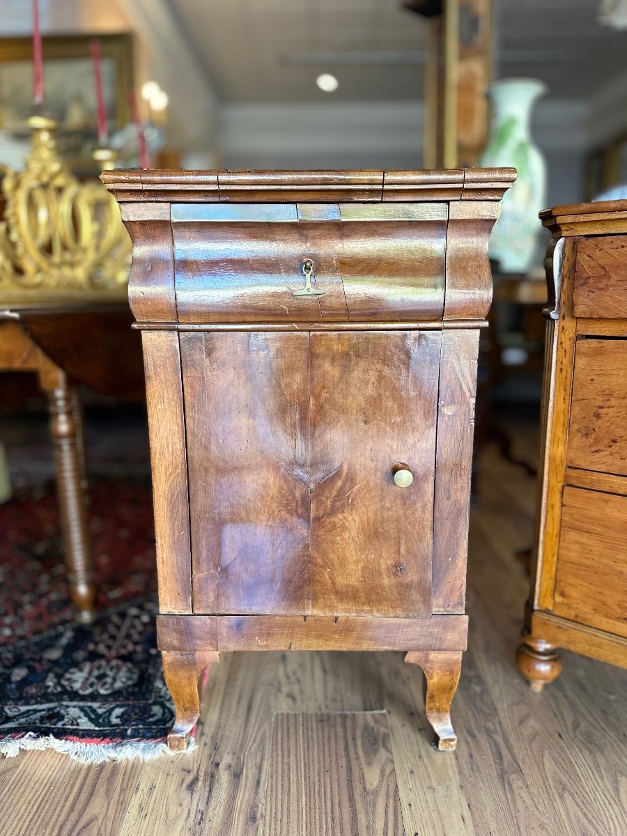 Table De Chevet Avec Tiroir Et Porte, En Bois De Noyer . Vénétie Début 19ème Siècle.-photo-3