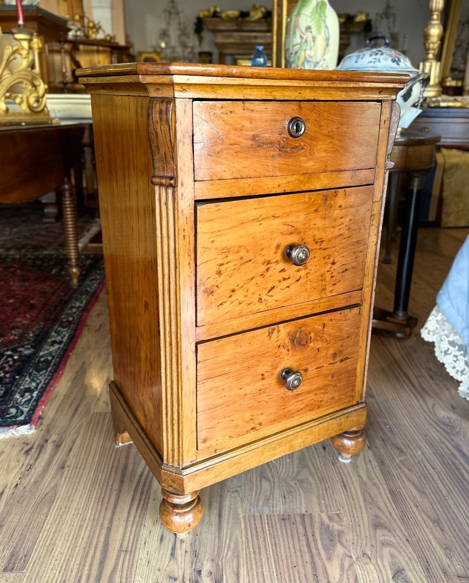 Table De Chevet à Trois Tiroirs En Bois De Noyer. Vénétie Milieu Du XIXe Siècle.