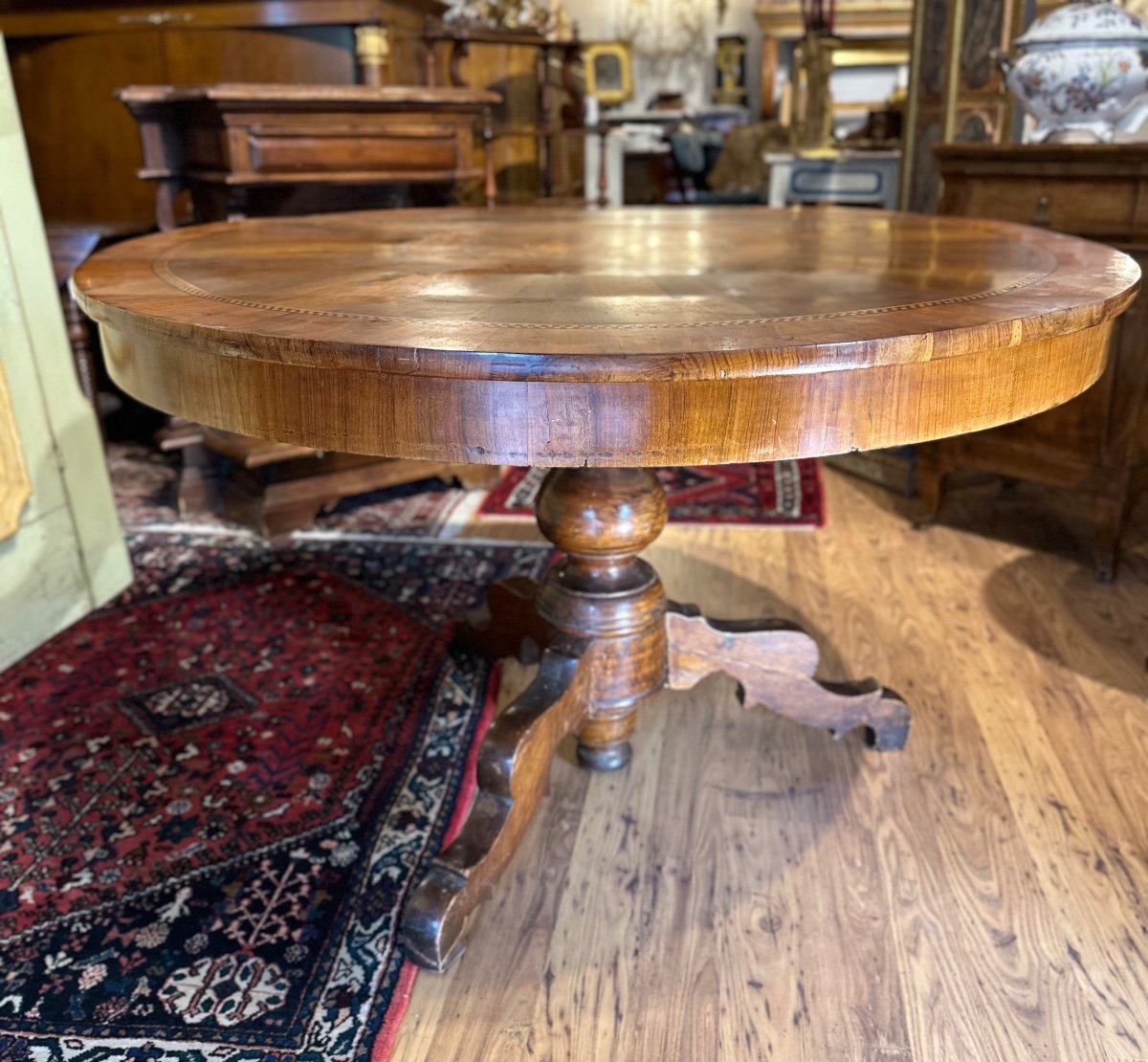 Table à Manger Ronde En Bois De Noyer Avec Incrustations Circulaires En érable, Noyer Et ébène.