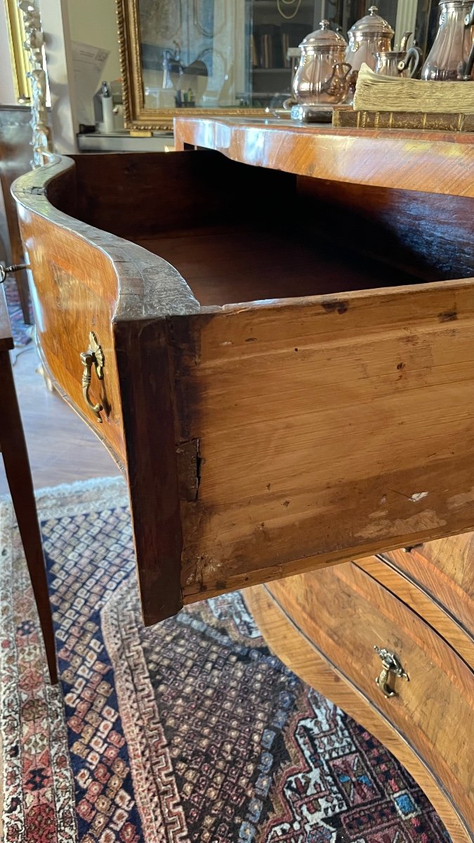 Commode Entièrement Plaquée En Noyer Et Filetée De Divers Bois Précieux. -photo-2