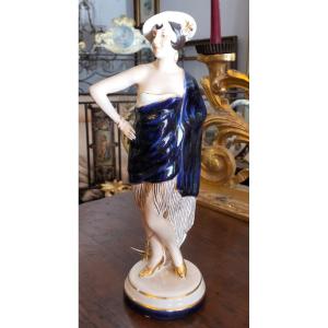 Figure Féminine Au Chapeau, En Porcelaine Royal Dux 1920/40