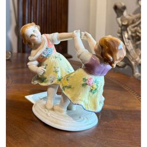 Figurine Representing Girls Playing In Porcelain. Ens 1920 Kudolstadt Germany