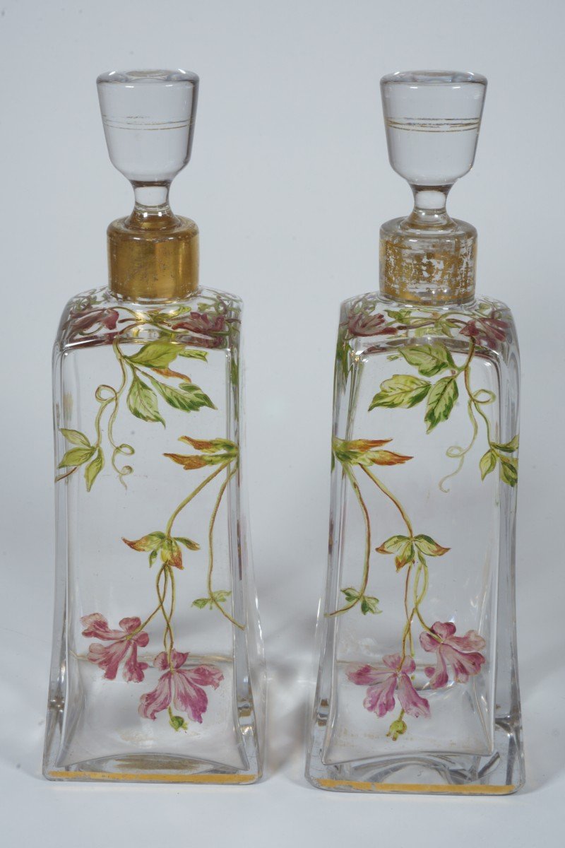 Paire de carafes émaillées Cristal Baccarat