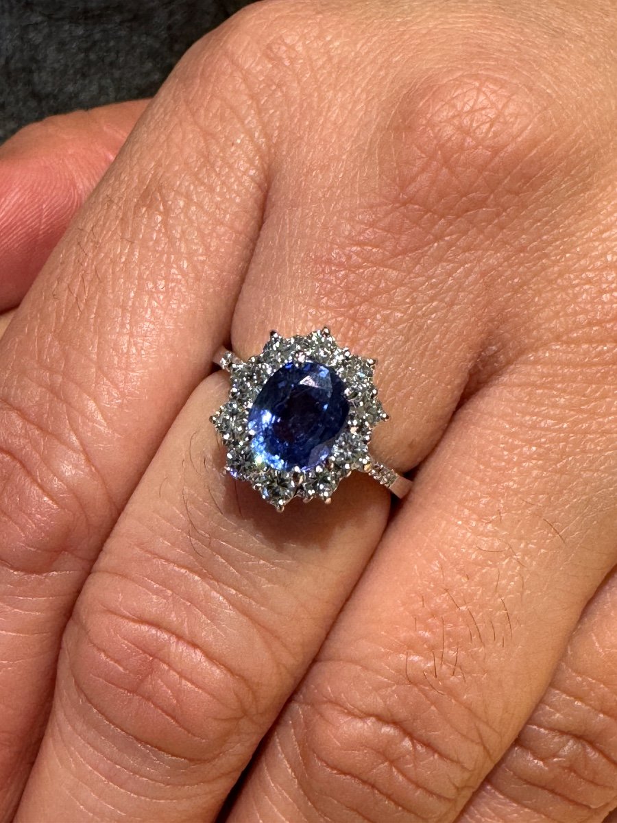 White Gold Halo Ring With Natural Ceylon Sapphire And Diamonds-photo-3