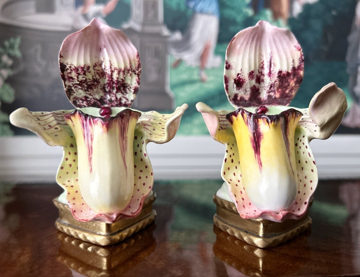 Paire de sculptures en porcelaine polychrome formant vases porte-bouquets en forme d’orchidées-photo-3