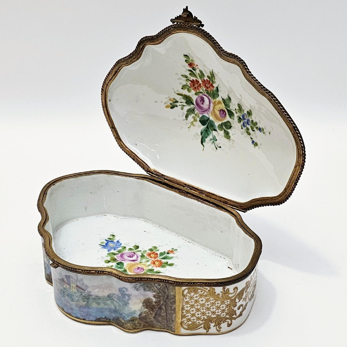 Magnificent White Porcelain Box, XIXth Century, Signed-photo-6