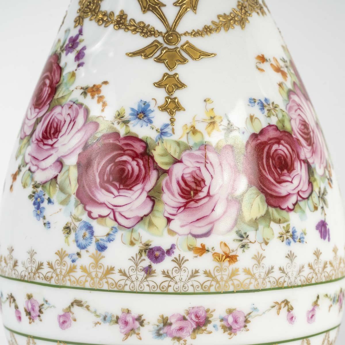 Paire d'Aiguières En Porcelaine De Paris Avec Décor Floral Et Dorures-photo-1