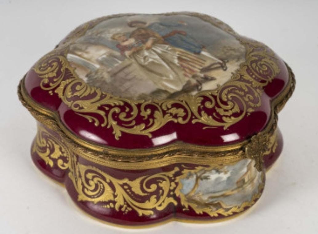 Beautiful Red Porcelain Box, Signature Sèvres.-photo-2