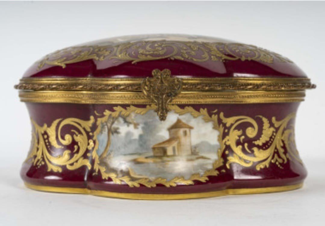 Beautiful Red Porcelain Box, Signature Sèvres.-photo-4