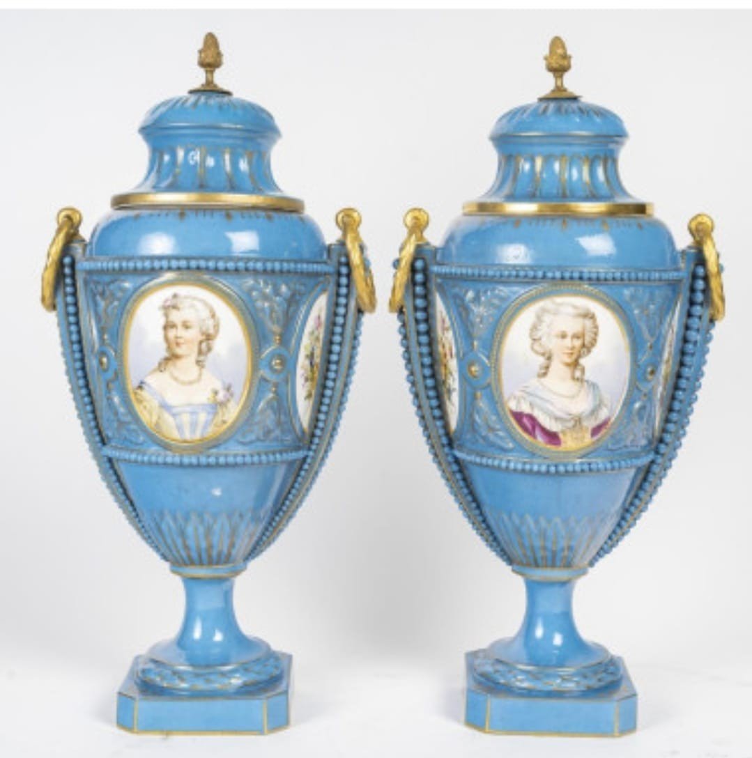 Paire De Vases En Porcelaine, Signature  Sèvres, XIXème Siècle, époque Napoléon III.