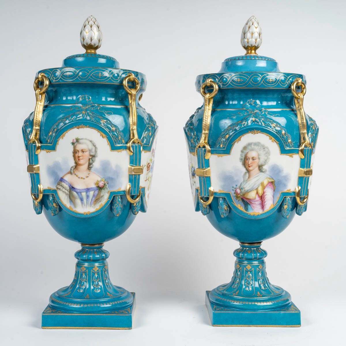 Paire De Vases En Porcelaine Polychrome Et Dorée, XIXème Siècle-photo-2