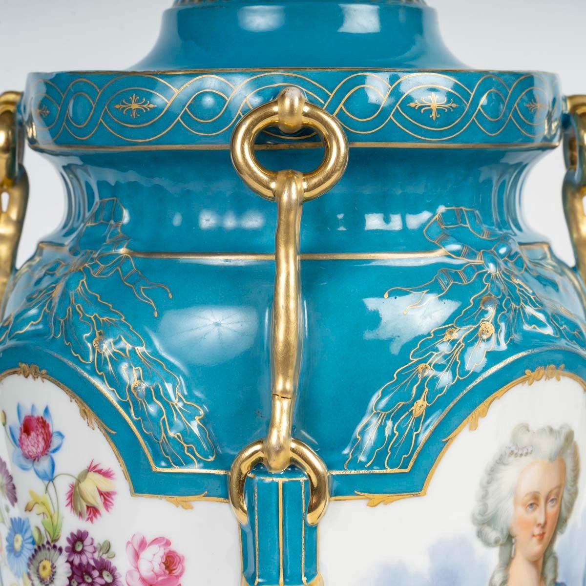 Paire De Vases En Porcelaine Polychrome Et Dorée, XIXème Siècle-photo-3