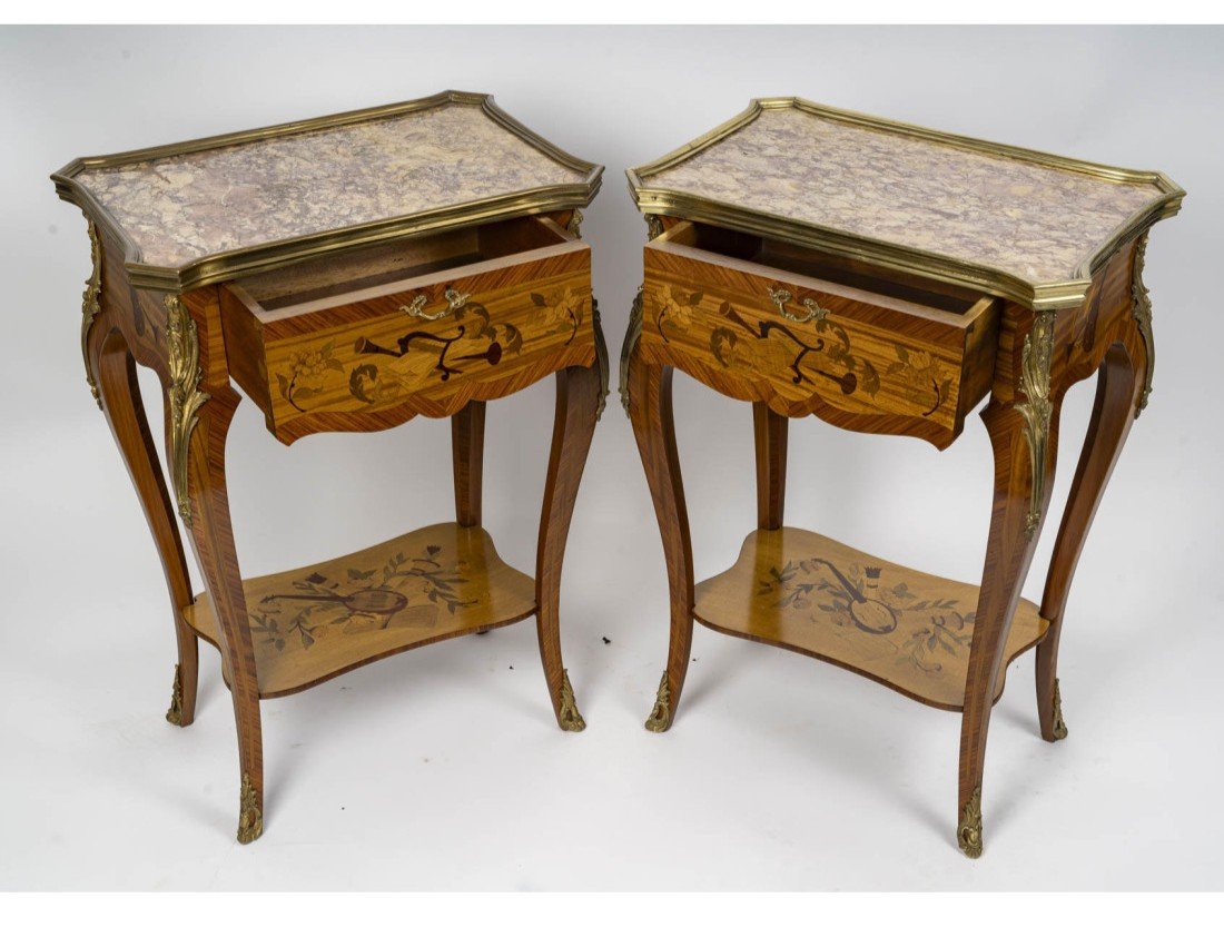 Paire De Petites Tables D’appoint De Style Louis XV – Marqueterie & Marbre