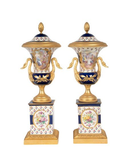 Paire De Vases Couverts En Porcelaine Et Bronze Doré – XIXe Siècle