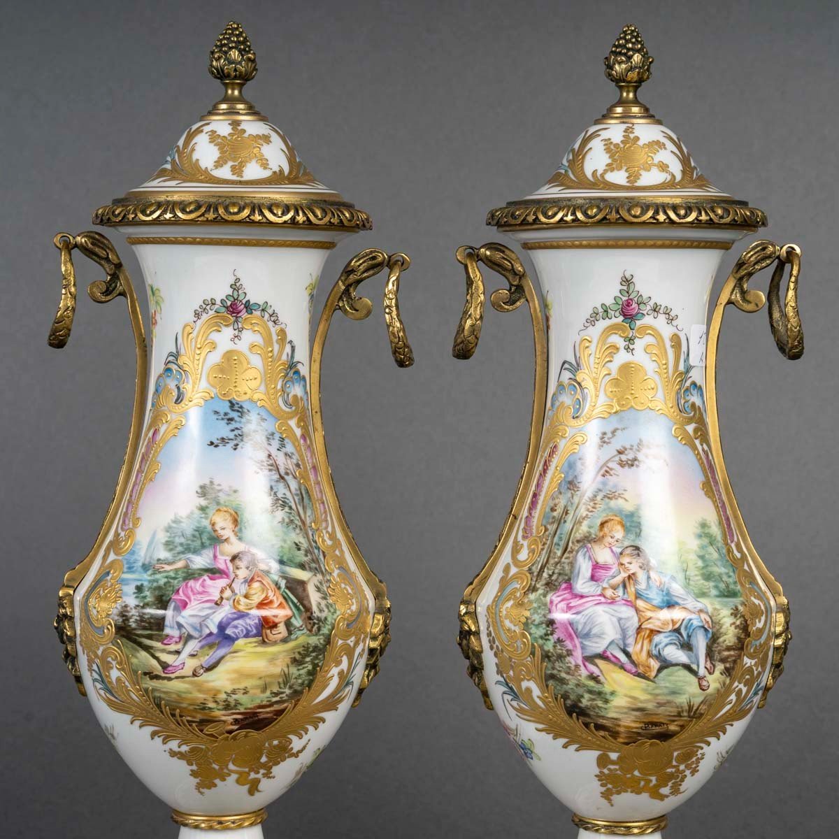 Paire De Vases En Porcelaine Signés Château De Blois – XIXᵉ Siècle-photo-4