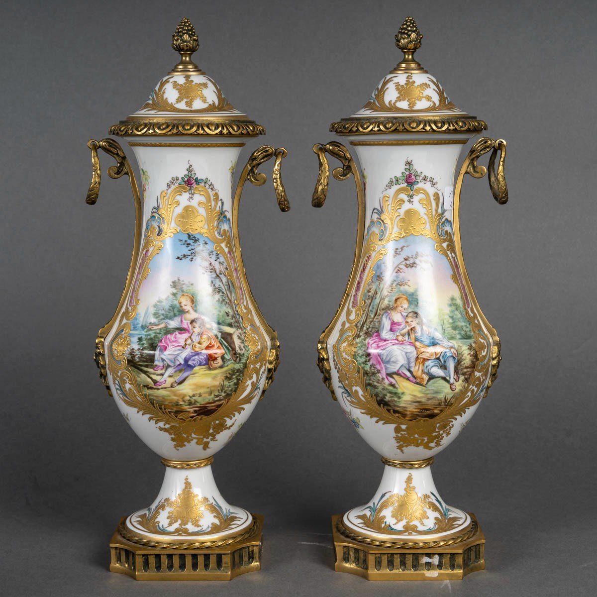 Paire De Vases En Porcelaine Signés Château De Blois – XIXᵉ Siècle