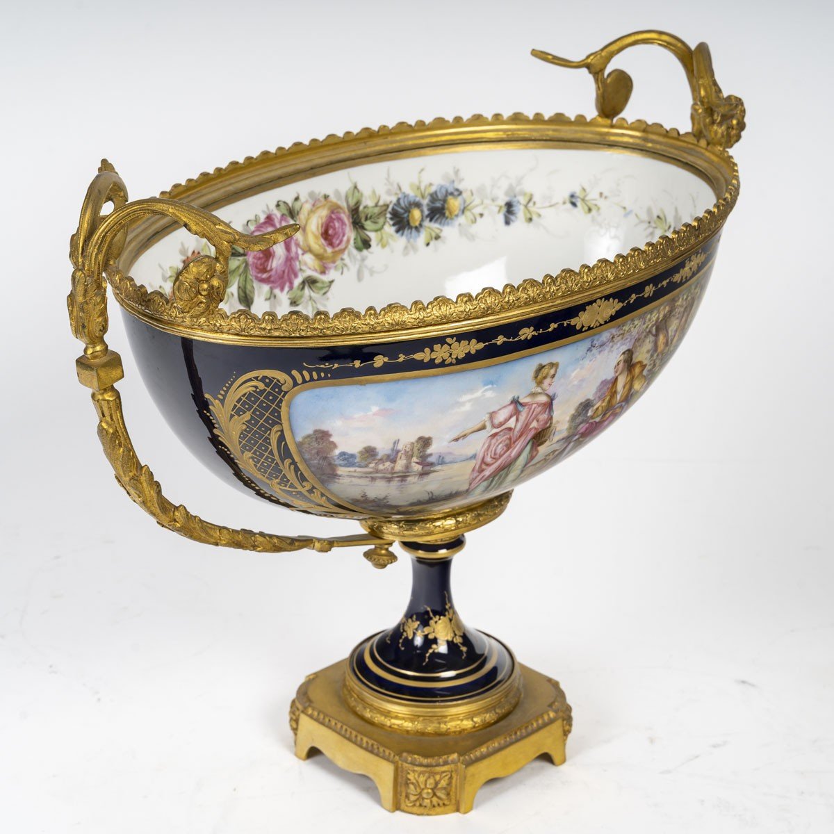 Paire De Cassolettes Couvertes Et Une Coupe Sur Piédouche En Porcelaine -photo-1