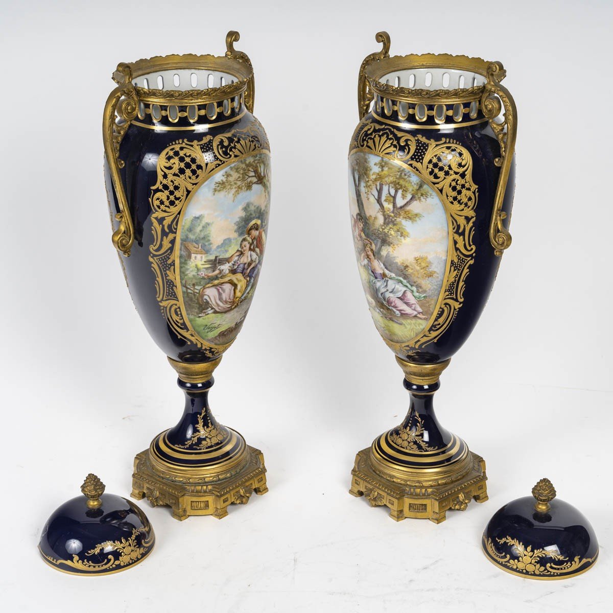 Paire De Cassolettes Couvertes Et Une Coupe Sur Piédouche En Porcelaine -photo-7